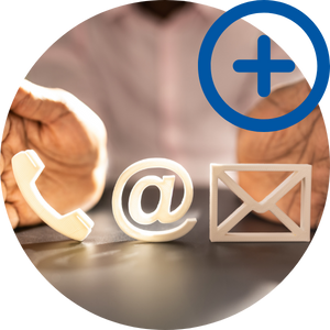 Icons der Kontaktmöglichkeiten Telefon, E-Mail und Brief präsentiert von älteren Händen.