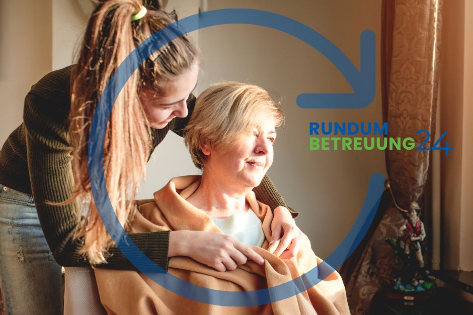 Junge Frau beugt sich zu einer sitzenden Frau, die in die Ferne schaut und legt ihr eine Decke um zum Thema Demenzbetreuung nur wie