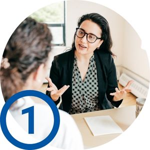 Nr. 1 - Beratung: Zwei Frauen in Beratungssituation am Schreibtisch.