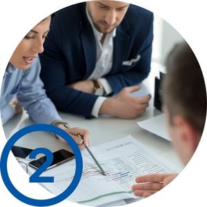 Nr. 2 - Antrag: Eine Frau erklärt mit einem Stift zeigend einen Antrag.