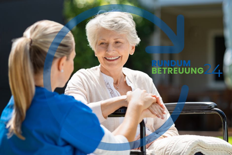 Jung Frau kniet neben einer sitzenden Seniorin und hält ihre Hand zum Thema Pflegewissen: Alltagsbegleiter oder 24 Stunden Pflege?