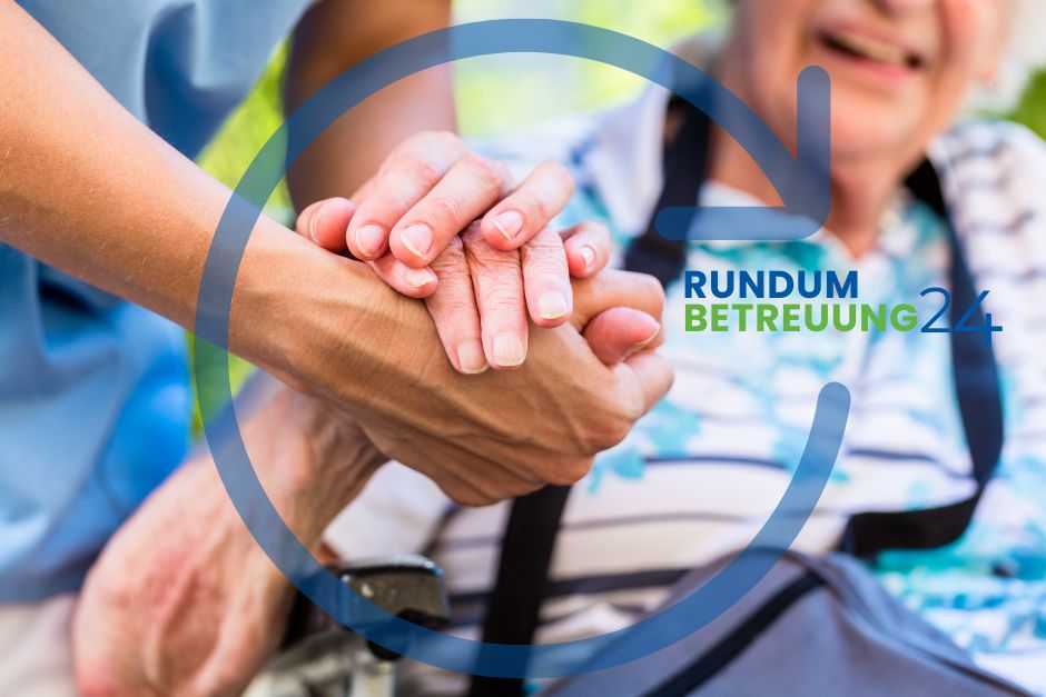 Nahaufnahme einer stehende Frau, die die Hand einer älteren sitzenden Frau hält zum Thema Welche Alternative zur Vermittlung von polnischen Pflegekräften gibt es?