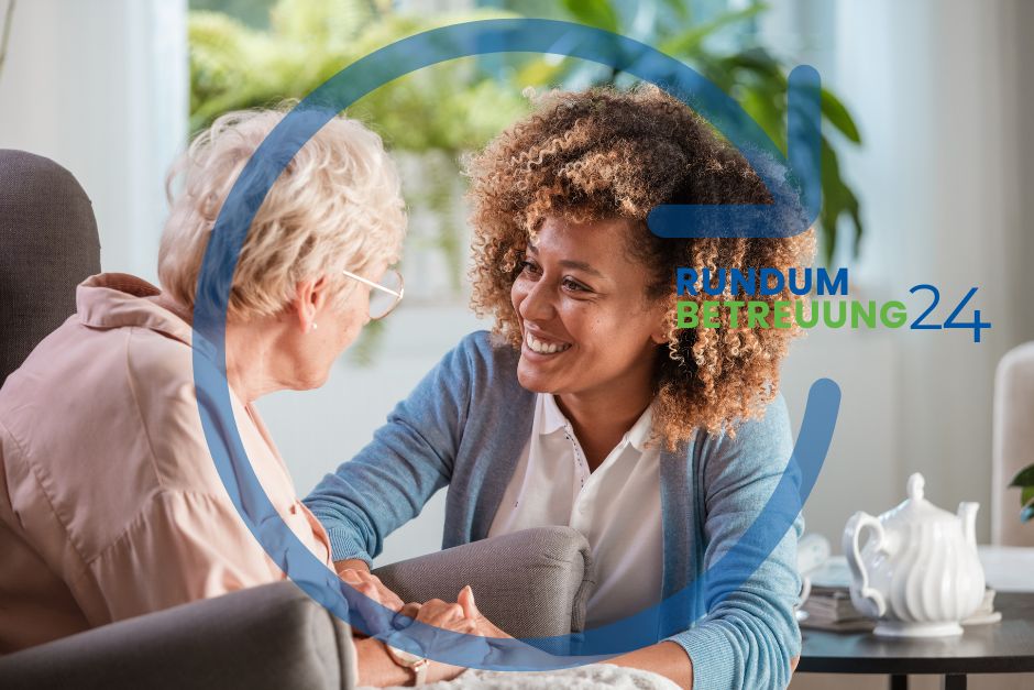 Frau ist in Augenhöhe mit einer Seniorin in einem Sessel und hält ihre Hände zum Thema Wie sich Seniorenbetreuung gut organisieren lässt.