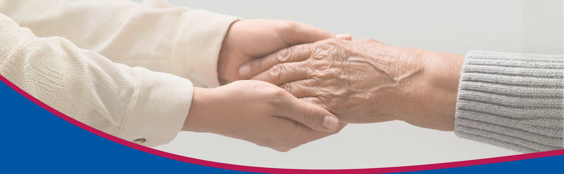 Nahaufnahme Hände von einer jüngeren die die Hände einer älteren Frau hält.