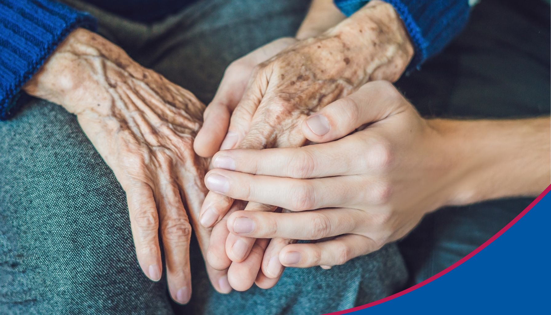 Nahaufnahme Frauenhand auf den Händen einer Seniorin zum Thema Seniorenbetreuung zu Hause